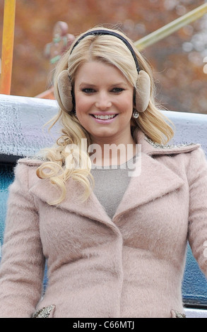 Jessica Simpson in Anwesenheit für 84. jährlichen Macy's Thanksgiving Day Parade, New York, NY 25. November 2010. Foto von: Kristin Callahan/Everett Collection Stockfoto