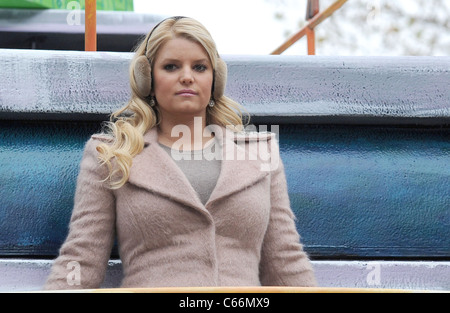 Jessica Simpson in Anwesenheit für 84. jährlichen Macy's Thanksgiving Day Parade, New York, NY 25. November 2010. Foto von: Kristin Callahan/Everett Collection Stockfoto