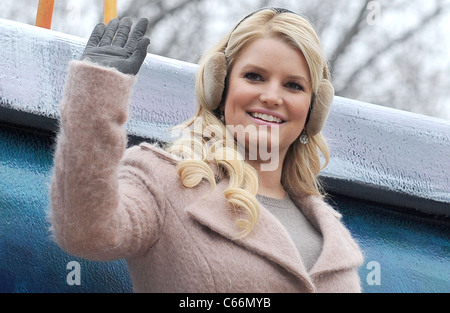 Jessica Simpson in Anwesenheit für 84. jährlichen Macy's Thanksgiving Day Parade, New York, NY 25. November 2010. Foto von: Kristin Callahan/Everett Collection Stockfoto