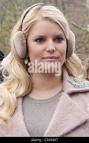 Jessica Simpson in Anwesenheit für 84. jährlichen Macy's Thanksgiving Day Parade, New York, NY 25. November 2010. Foto von: Kristin Callahan/Everett Collection Stockfoto