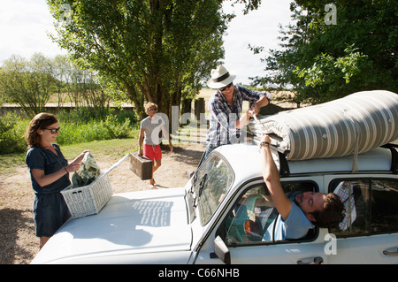 Freunde, die Verpackung Auto für die Reise Stockfoto