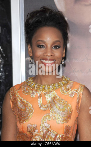 Anika Noni Rose im Ankunftsbereich für für farbige Mädchen Premiere Screening, The Ziegfeld Theatre, New York, NY 25. Oktober 2010. Foto von: Kristin Callahan/Everett Collection Stockfoto