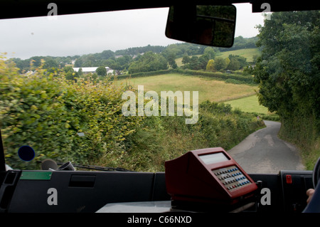 Blick von innen, ich freue mich auf ein Mini-Bus geht über einen Feldweg in Devon Stockfoto