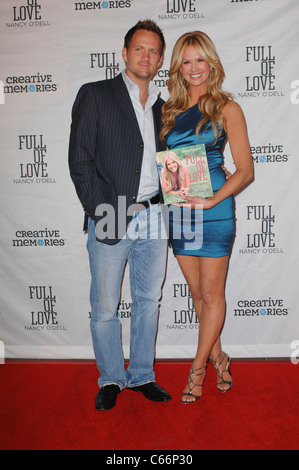 Nancy O'Dell, Keith Zubulevich in Anwesenheit für Nancy O' Dell FULL OF LOVE Book Launch Party, SLS Hotel Beverly Hills, Los Angeles, CA 25. Oktober 2010. Foto von: Elizabeth Goodenough/Everett Collection Stockfoto