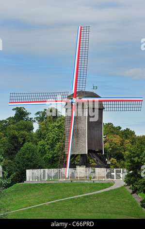 Die hölzerne Windmühle Sint-Janshuismolen in Brügge, Belgien Stockfoto