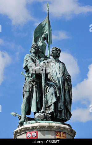 Statue von Jan Breydel und Pieter De Coninck am Marktplatz / Grote Markt in Brügge, Belgien Stockfoto