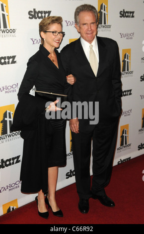 Annette Bening, Warren Beatty im Ankunftsbereich für 14. Annual Hollywood Film Festival Hollywood Awards Gala, Beverly Hilton Hotel, Beverly Hills, CA 25. Oktober 2010. Foto von: Dee Cercone/Everett Collection Stockfoto