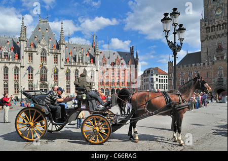 Provinzielle Gericht und Touristen in Pferdekutsche für Sightseeing-Tour auf dem Marktplatz / Grote Markt in Brügge, Belgien Stockfoto