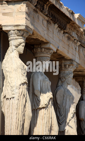 Nahaufnahme von der Veranda der Karyatiden Teil des Erechtheion griechischen Tempels an der Nordseite der Akropolis in Athen Stockfoto