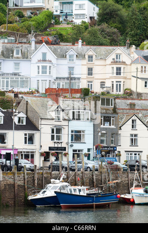 Angelboote/Fischerboote ankern in dem kleinen Hafen in der kornischen Stadt Looe, Cornwall, England. Stockfoto