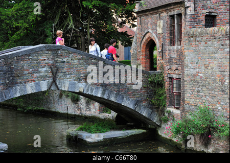 Touristen auf der Bonifacius-Brücke über den Kanal in Brügge, Belgien Stockfoto