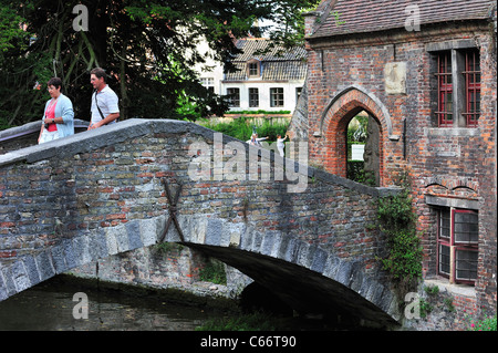 Touristen auf der Bonifacius-Brücke über den Kanal in Brügge, Belgien Stockfoto