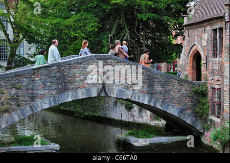 Touristen auf der Bonifacius-Brücke über den Kanal in Brügge, Belgien Stockfoto