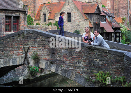 Touristen auf der Bonifacius-Brücke über den Kanal in Brügge, Belgien Stockfoto