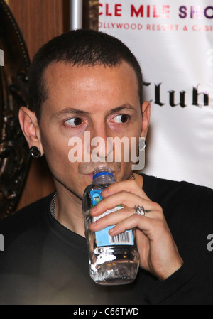 Chester Bennington in Anwesenheit für Linkin Park Autograph Signing bei Club Tattoo, Miracle Mile Shops im Planet Hollywood Resort and Casino, Las Vegas, NV 19. Februar 2011. Foto von: MORA/Everett Collection Stockfoto