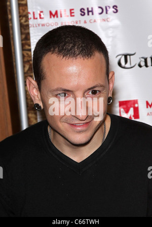 Chester Bennington in Anwesenheit für Linkin Park Autograph Signing bei Club Tattoo, Miracle Mile Shops im Planet Hollywood Resort and Casino, Las Vegas, NV 19. Februar 2011. Foto von: MORA/Everett Collection Stockfoto