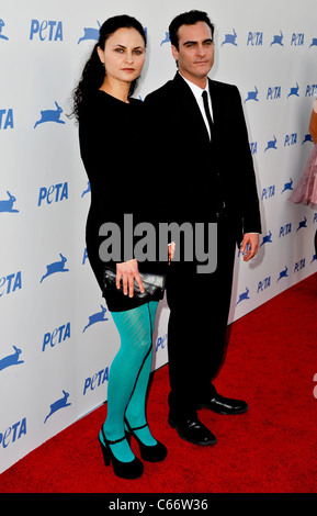 Regen Sie Phoenix, Joaquin Phoenix im Ankunftsbereich für PETA es 30. Jubiläums-Gala und humanitäre Auszeichnungen, Hollywood Palladium, Los Angeles, CA 25. September 2010. Foto von: Robert Kenney/Everett Collection Stockfoto
