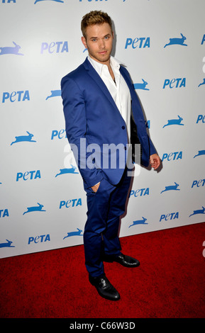 Kellan Lutz im Ankunftsbereich für PETA es 30. Jubiläums-Gala und humanitäre Auszeichnungen, Hollywood Palladium, Los Angeles, CA 25. September 2010. Foto von: Robert Kenney/Everett Collection Stockfoto