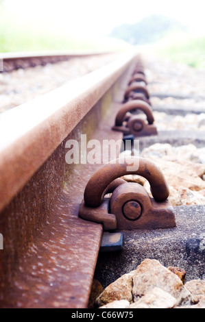 eine Nahaufnahme von einem Eisenbahn-Gelenke. Schiene Clips und Klammern zu spannen. Stockfoto