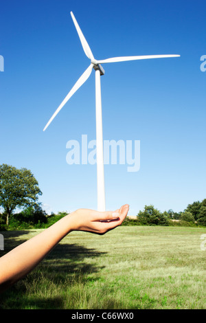 Hand unter Windkraftanlage schalenförmig Stockfoto