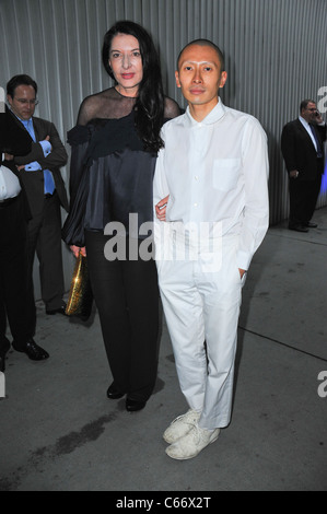 Marina Abramovic (L), Gast im Ankunftsbereich für Volkswagen und das Museum der modernen Kunst Abendessen Gala, MoMA Museum of Modern Art, New Stockfoto