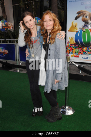 Lea Thompson, Tochter im Ankunftsbereich für HOP Premiere, Universal CityWalk, Los Angeles, CA 27. März 2011. Foto von: Elizabeth Goodenough/Everett Collection Stockfoto