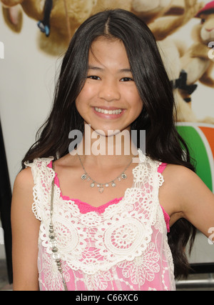 Tiffany Espensen im Ankunftsbereich für HOP Premiere, Universal CityWalk, Los Angeles, CA 27. März 2011. Foto von: Dee Cercone/Everett Collection Stockfoto