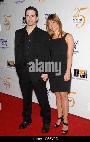 Sam Witwer, Sarah Allen anwesenden für das 25. Jubiläum Genesis Awards, Hyatt Regency Century Plaza, Los Angeles, CA 19. März 2011. Foto von: Michael Germana/Everett Collection Stockfoto