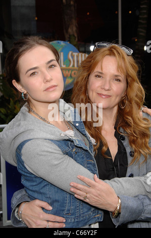 Zoey Deutch, Lea Thompson im Ankunftsbereich für HOP Premiere, Universal CityWalk, Los Angeles, CA 27. März 2011. Foto von: Michael Germana/Everett Collection Stockfoto