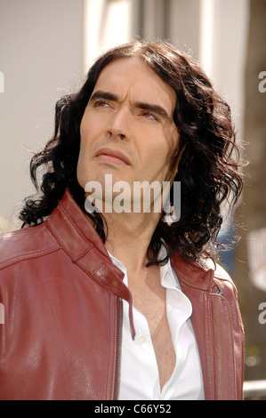 Russell Brand im Ankunftsbereich für HOP Premiere, Universal CityWalk, Los Angeles, CA 27. März 2011. Foto von: Michael Germana/Everett Collection Stockfoto