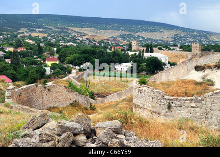 Ansicht von Feodossija aus den Ruinen der genuesischen Festung, Krim, Ukraine Stockfoto