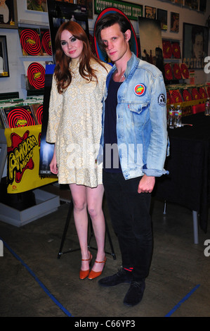 Karen Gillan, Matt Smith in Anwesenheit für DOCTOR WHO: Serie sechs DVD Unterzeichnung, Amoeba Music Store, Hollywood, CA 27. Juli 2011. Stockfoto