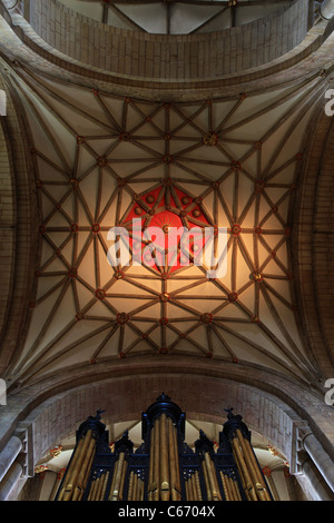 Verzierte Decke und Orgelpfeifen [Tewkesbury Abbey], Tewkesbury, Gloucestershire, England Stockfoto