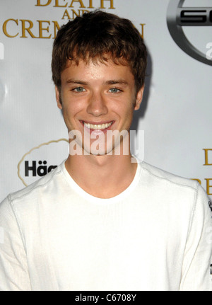 Jeremy Sumpter im Ankunftsbereich für Tod & Feuerbestattung Premiere, Los Angeles, CA 26. August 2010. Foto von: Dee Cercone/Everett Collection Stockfoto