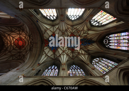 Verzierte Decke und Fenster des Altarraumes [Tewkesbury Abbey], Tewkesbury, Gloucestershire, England Stockfoto