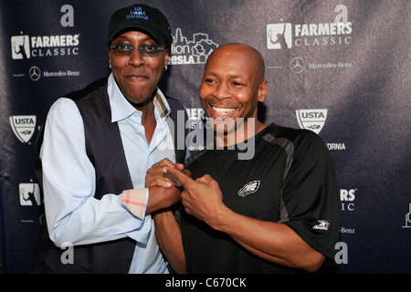 Arsenio Hall, Kevin Eubanks in Anwesenheit für The Farmer Classic USTA Spiel-Wechsler VIP-Celebrity Pre-Match Empfang, UCLA Athletic Hall Of Fame bei J.D. Morgan Athletik Center, Los Angeles, CA 27. Juli 2011. Foto von: Justin Wagner/Everett Collection Stockfoto