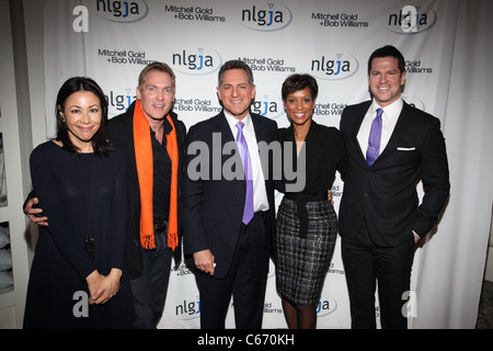 Ann Curry, Sam Champion, Bill Ritter, Sade Baderinwa, Thomas Roberts in Anwesenheit für NLGJAs 16. jährlichen Schlagzeilen und Headliner nutzen, Mitchell Gold + Bob Williams SoHo Store, New York, NY 24. März 2011. Foto von: Michael Williams/Everett Collection Stockfoto