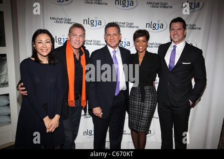 Ann Curry, Sam Champion, Bill Ritter, Sade Baderinwa, Thomas Roberts in Anwesenheit für NLGJAs 16. jährlichen Schlagzeilen und Headliner nutzen, Mitchell Gold + Bob Williams SoHo Store, New York, NY 24. März 2011. Foto von: Michael Williams/Everett Collection Stockfoto