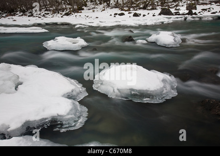 Rauma Fluss im Winter, Tal Romsdalen, Rauma Kommune, Møre og Romsdal, Norwegen. Stockfoto