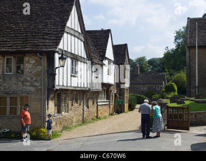 Touristen in Church Street Lacock Wiltshire England UK EU Stockfoto