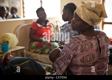 Frauen sitzen in der Entbindungsstation eines Krankenhauses in Dedza, Malawi, Südafrika. Stockfoto