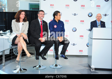 Lisa Baird, Jack Pitney, Apolo Anton Ohno, Gast bei der Pressekonferenz für United States Olympic Committee (USOC) kündigt Partnerschaft mit BMW als Sponsor, BMW von Manhattan, New York, NY 26. Juli 2010. Foto von: Gregorio T. Binuya/Everett Collection Stockfoto