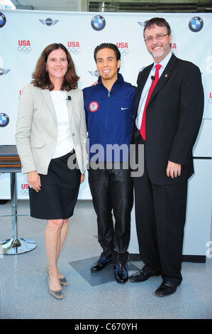 Lisa Baird, Apolo Anton Ohno, Jack Pitney bei der Pressekonferenz für United States Olympic Committee (USOC) kündigt Partnerschaft mit BMW als Sponsor, BMW von Manhattan, New York, NY 26. Juli 2010. Foto von: Gregorio T. Binuya/Everett Collection Stockfoto