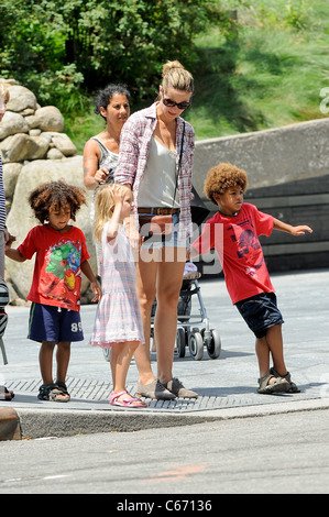 Leni Samuel, Heidi Klum, Lou Samuel, Johan Samuel, Henry Samuel, walk in Battery Park City unterwegs für Promi-Schnappschüsse - Samstag, New York, NY 26. Juni 2010. Foto von: Ray Tamarra/Everett Collection Stockfoto