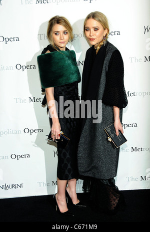 Ashley Olsen, Mary-Kate Olsen im Ankunftsbereich für The Metropolitan Opera Premiere von LE COMTE ORY, Lincoln Center, New York, NY 24. März 2011. Foto von: Desiree Navarro/Everett Collection Stockfoto