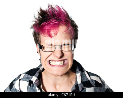 Close-up Portrait einer jungen expressive irritiert Frau ballte Zähne im Studio auf weißen Hintergrund isoliert Stockfoto