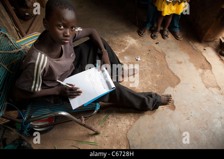 Eine junge Schule funktioniert zu Hause in einem Slum in Bamako, Mali, Westafrika. Stockfoto