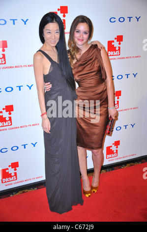 Vera Wang, Leighton Meester (trägt eine Kleid von Vera Wang) bei einem öffentlichen Auftritt für DKMS 5th Annual Gala: verknüpfte gegen Leukämie, Cipriani Restaurant Wall Street, New York, NY 28. April 2011. Foto von: Gregorio T. Binuya/Everett Collection Stockfoto