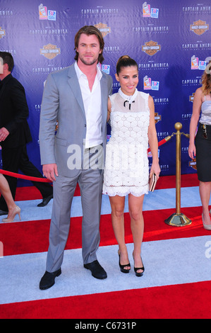 Chris Hemsworth, Elsa Pataky im Ankunftsbereich für Captain America: der erste Rächer Premiere, El Capitan Theatre, Los Angeles, CA 19. Juli 2011. Foto von: Tony Gonzalez/Everett Collection Stockfoto