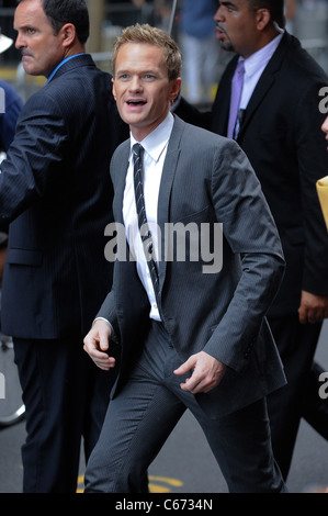 Neil Patrick Harris, tritt die Ziegfeld Theater bei der Premiere von die SCHLÜMPFE unterwegs für Promi-Schnappschüsse - SUN, New York, NY 24. Juli 2011. Foto von: Ray Tamarra/Everett Collection Stockfoto